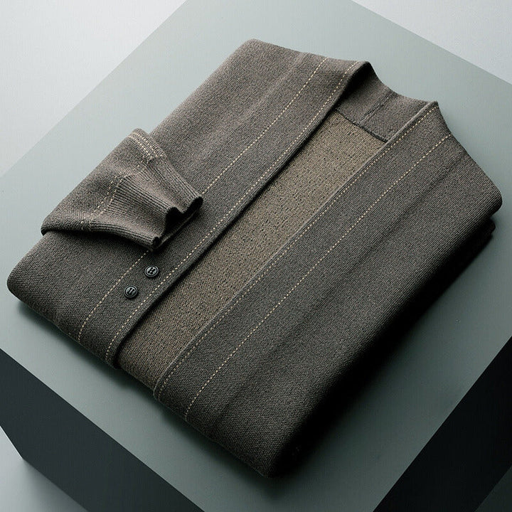 Grå stickad herrkofta med subtilt plädmönster. Elegant och värmande cardigan, perfekt för höstmode.