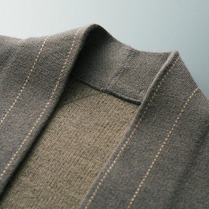 Elegant stickad herrkofta i grå nyans. Bekväm cardigan, perfekt för stilfullt herrmode och svala dagar.