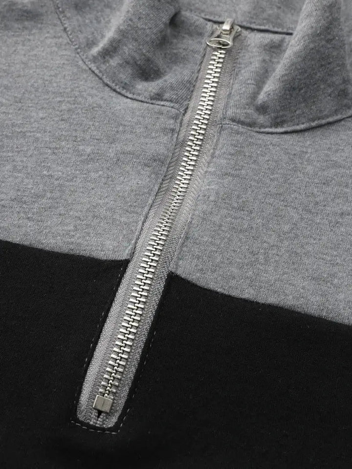 Ledig långärmad herrtröja med halvdragkedja i grå fleece. Bekväm för vardagsbruk och som lagerplagg.
