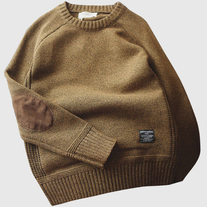 Klassisk brun herrtröja med bekväm passform. Idealiskt höst- och vintermode för en stilren look.