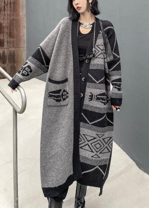 Stilren lång kappa för höst/vår, med asymmetrisk kant och V-hals. Elegant och modern vardagsmode.