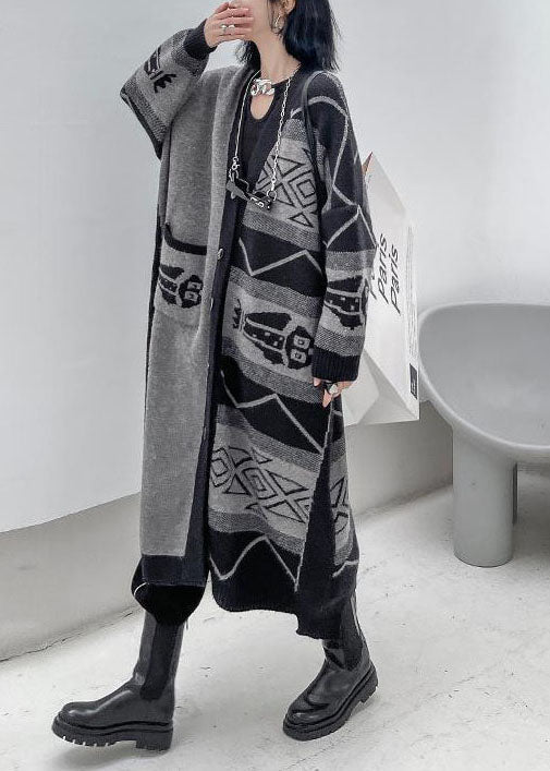 Unik lång kvinnors kappa med elegant asymmetrisk design och V-hals. Chic för många tillfällen.