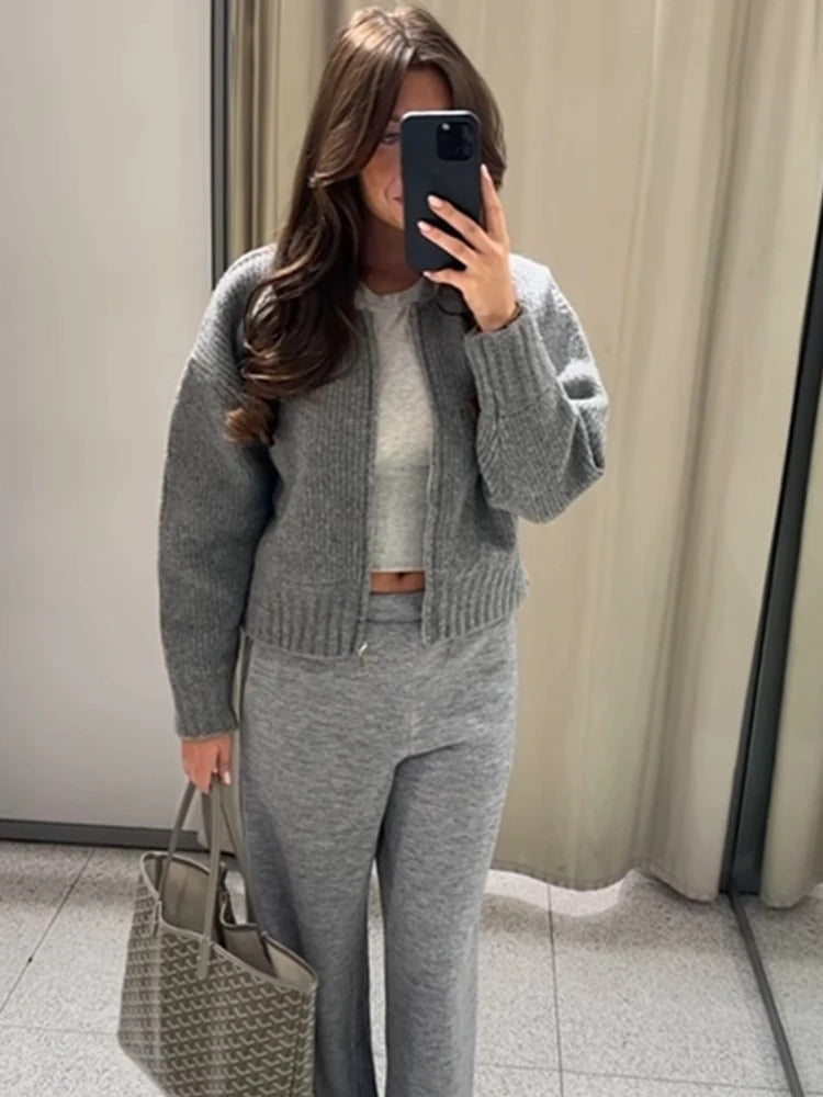 Mjuk grå långärmad tröja med dragkedja. Perfekt bekväm damtröja för stilfull vinter- och höstmode.