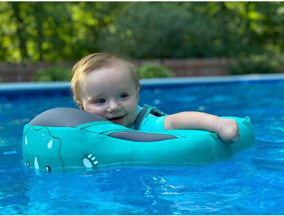 Förpackning med babysimtränare, visar upp den icke-uppblåsbara designen och dess fördelar