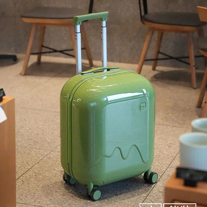 Öppen barnresväska med säkerhetslås, visar packutrymme för barns bagage. Hårt skal för skydd.
