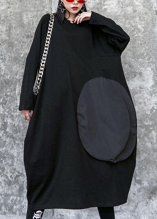 Blommig bomullsklänning för kvinnor. Bekväm O-hals sommarklänning med praktiska fickor för en ledig look.