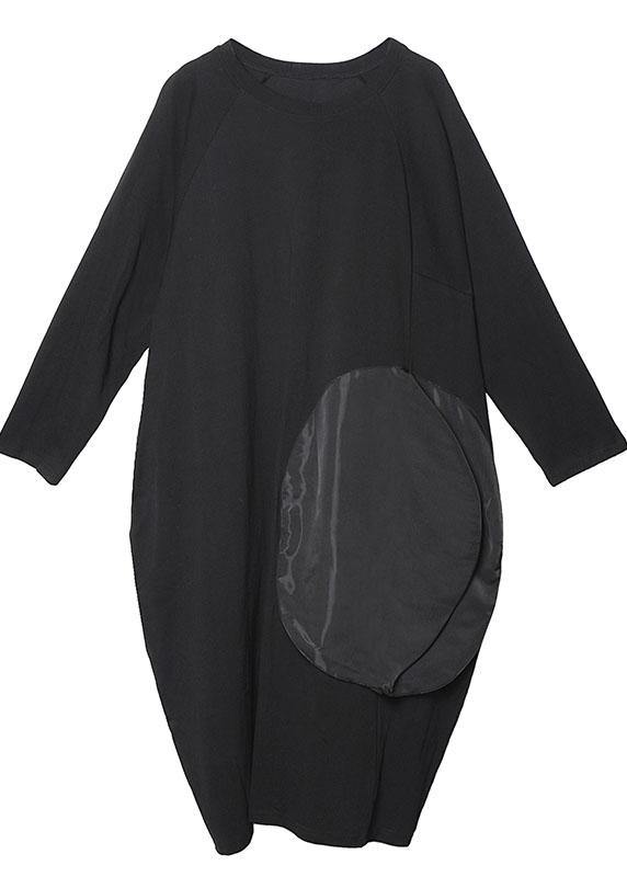 Stilren sommarklänning för kvinnor med O-hals. Bekväm bomullsdesign med fickor, perfekt för varma dagar.