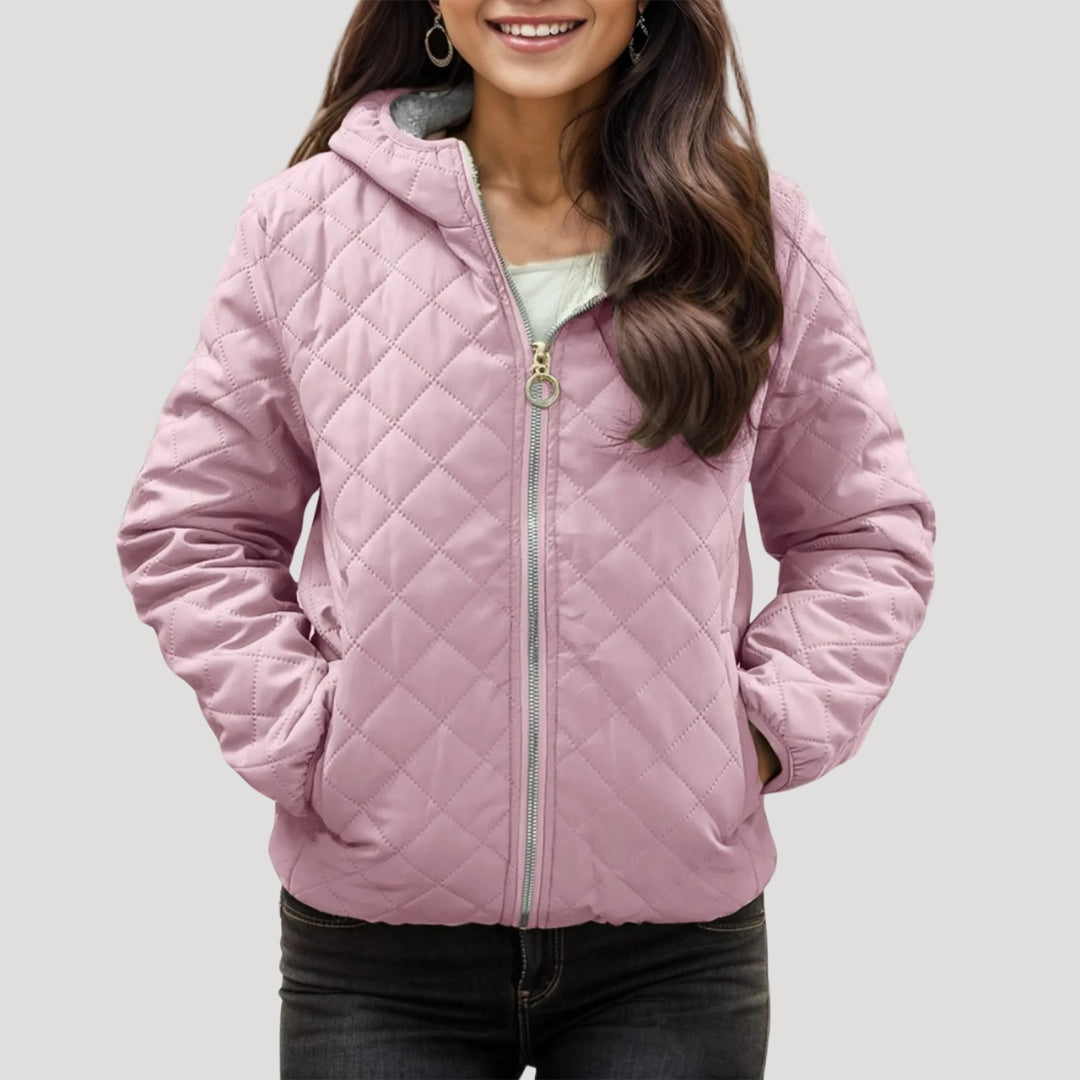 Stilren rosa dam puffarjacka. En varm, huva-försedd vinterjacka med mjukt fleecefoder för kylan.