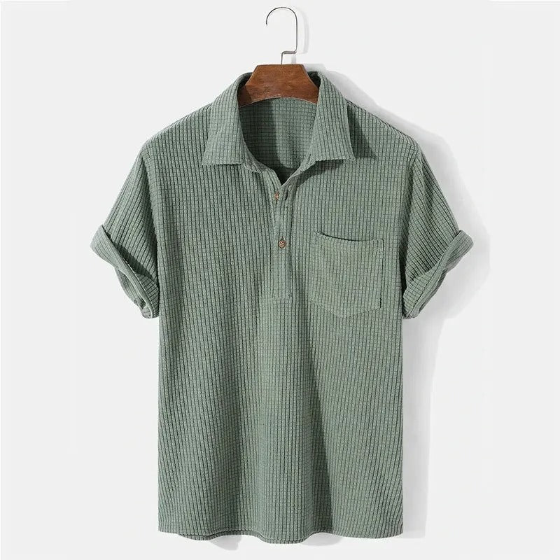 Blå våffelmönstrad pikétröja för herrar. Bekväm casual stil, idealisk för vårmode och vardagslook.
