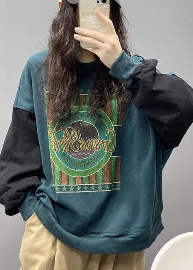 Svart grafisk herr t-shirt med avslappnad passform, modern streetwear design. Vardagsmode.
