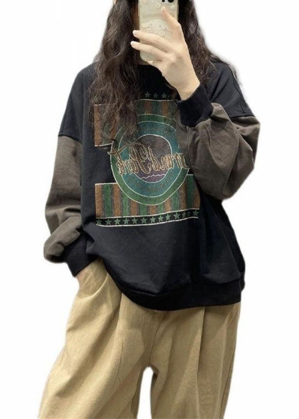 Grön herr t-shirt, tryckt design för streetwear mode. Modern grafisk t-shirt för en avslappnad look.