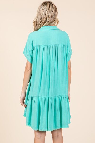 Casual-elegant grön miniklänning för dam, med knappar och praktiska fickor. Perfekt som sommaroutfit.