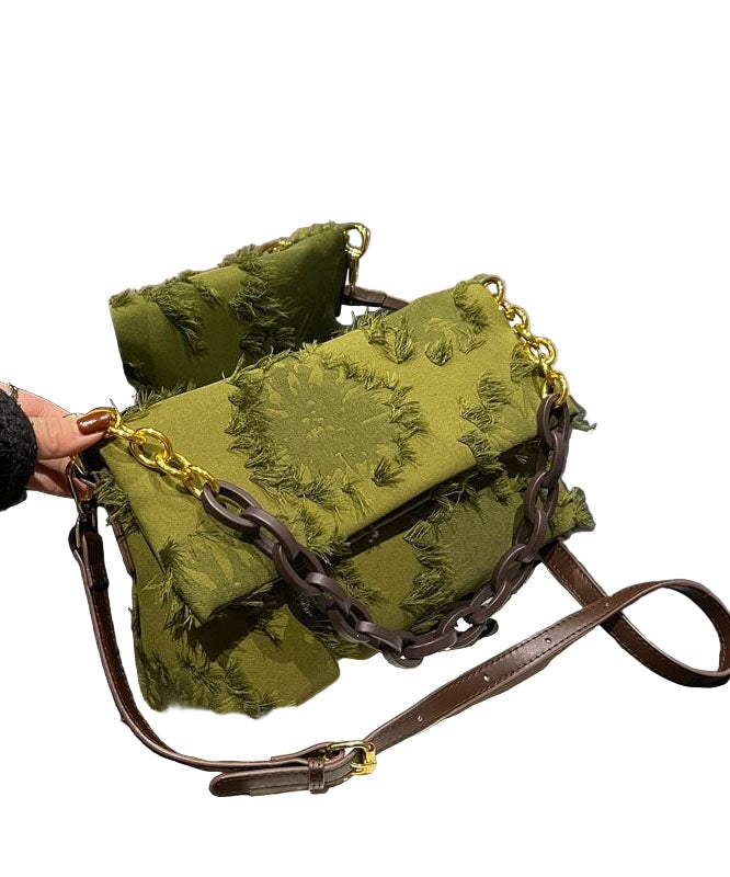 Grön patchwork messenger bag för kvinnor med elegant kedjerem och dekorativa tofsar. Perfekt modeväska för vardagsstil.