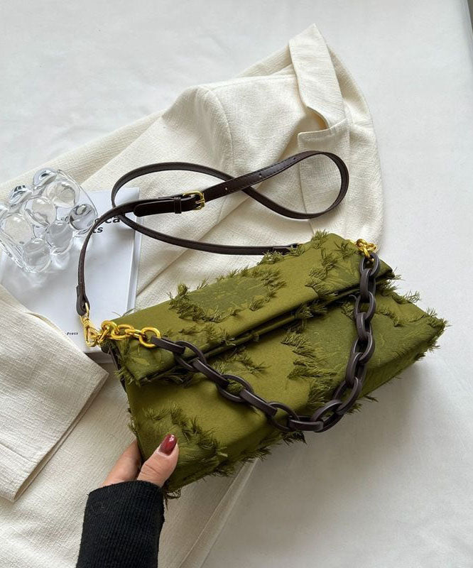 Kvinnors gröna patchwork handväska med kedja och tofsar. En stilren axelväska som passar alla tillfällen.