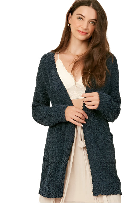 Grön stickad damkofta för kvinnor. Mysig, öppen cardigan i avslappnad stil, perfekt för höst och vinter.