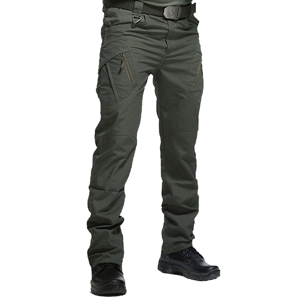 Grön taktisk lastbyxa för herr. Vattentäta friluftsbyxor, perfekta för vandring och äventyr.