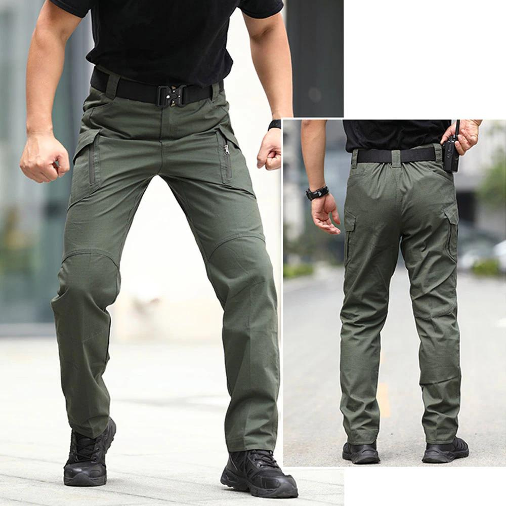 Khaki taktiska herrbyxor. Vattentäta lastbyxor med bekväm passform, perfekta för friluftsliv.