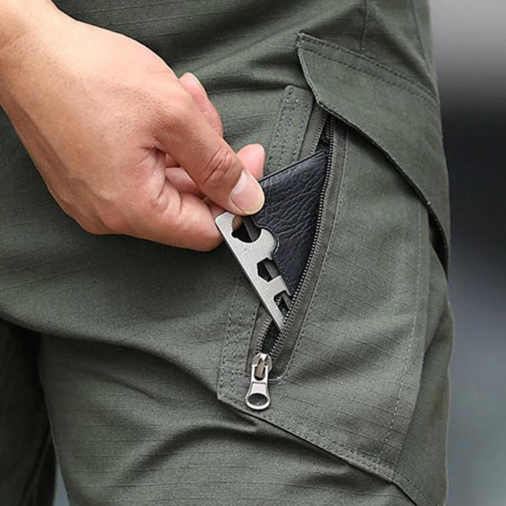 Detaljbild: Fickor på taktiska lastbyxor. Vattentäta herrbyxor för optimal förvaring vid vandring och arbete.
