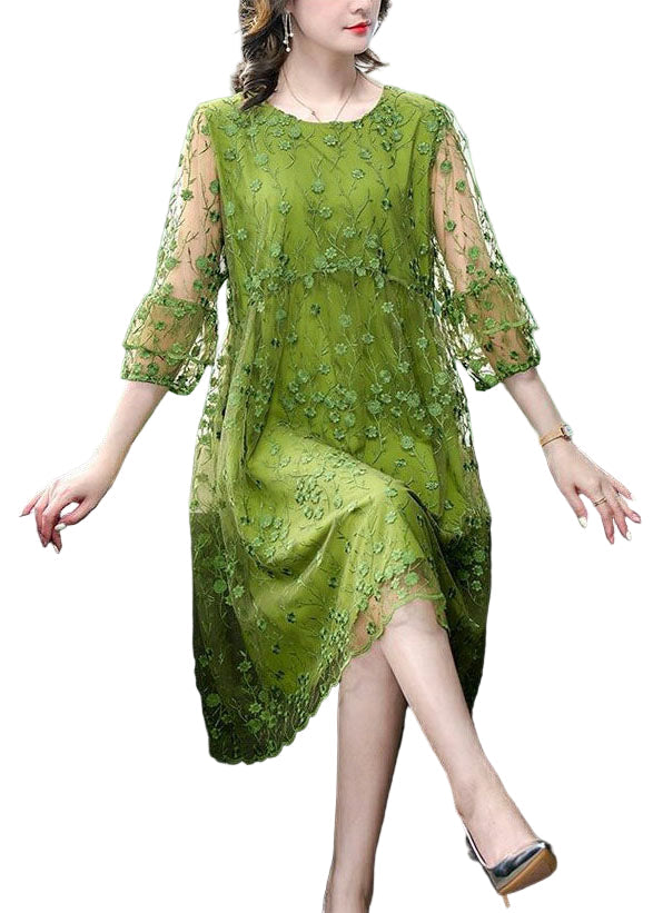 Grön tyllklänning för damer med elegant broderi, perfekt som festklänning eller sommarklänning. Ledig passform.