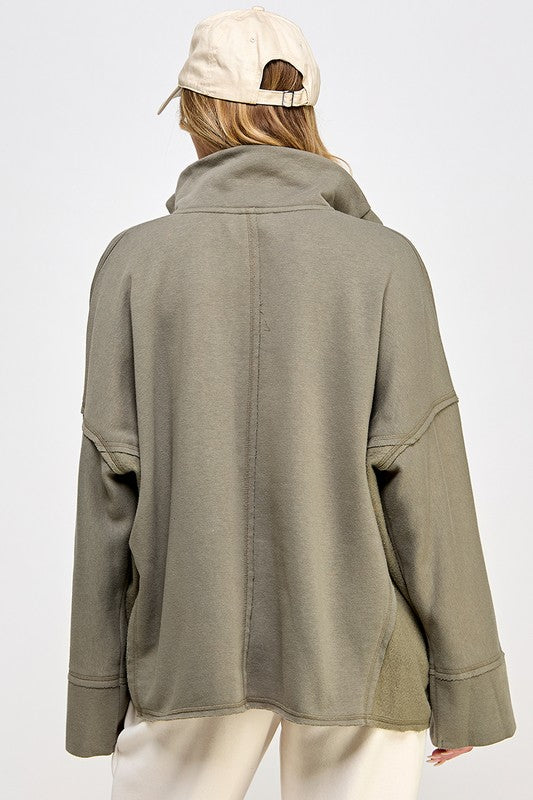 Bekväm grön dolmanärmad damtröja. V-ringad pullover med modern design, idealisk för en stilren vardagslook.