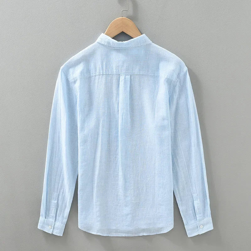 Blå herrskjorta med överdimensionerad och avslappnad passform, andas och idealisk för smart casual herrmode.