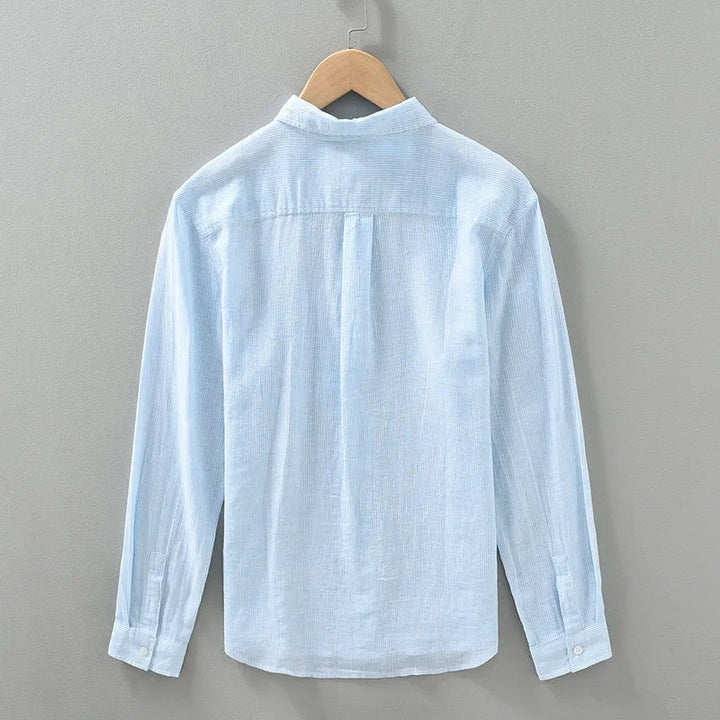 Blå herrskjorta med överdimensionerad och avslappnad passform, andas och idealisk för smart casual herrmode.