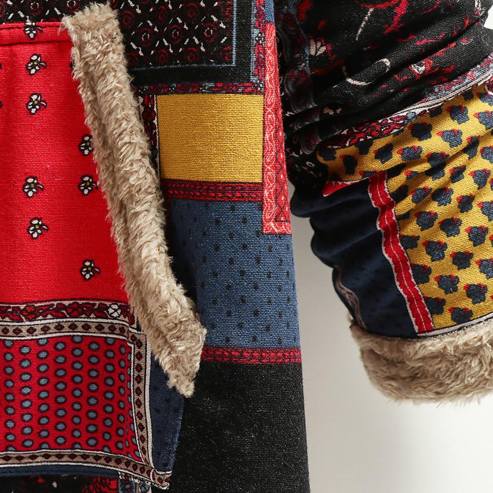 Varm damvinterjacka i grön med röd huva, dragkedja och knappar, lång modell.