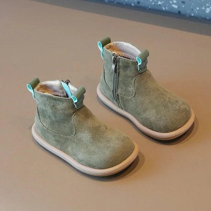Lila halkfria ankelkängor i mocka för barn, designade för komfort och lekfullhet.