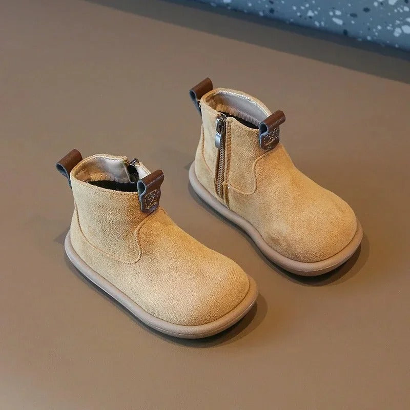 Ett par gula barnkängor ståendes bredvid en grön och en lila, visar färgpaletten.