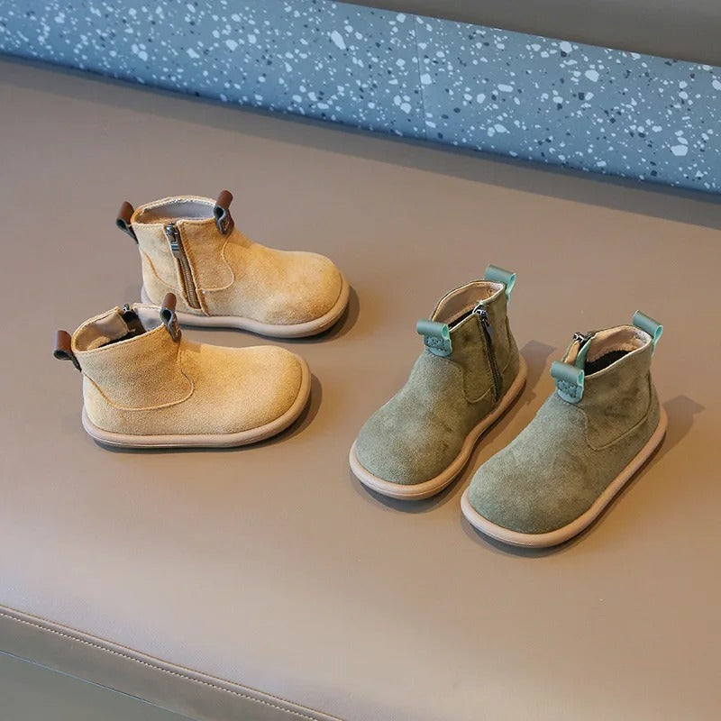 Produktbild ovanifrån, visar designen och passformen av de halkfria bambusko-kängorna.