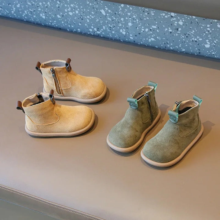 Produktbild ovanifrån, visar designen och passformen av de halkfria bambusko-kängorna.