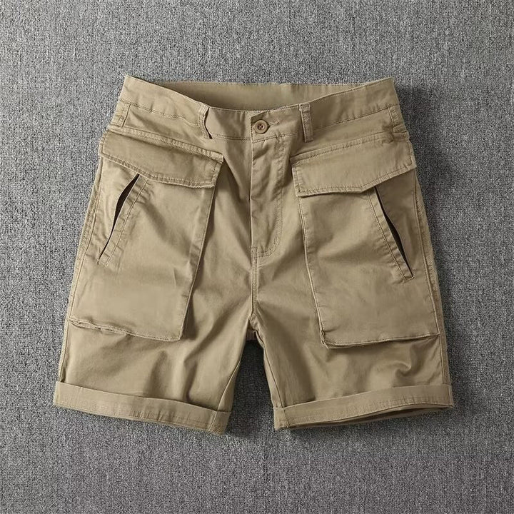 Svarta taktiska cargoshorts för män, idealiska för utomhuskläder och vardagsbruk med smarta fickor.