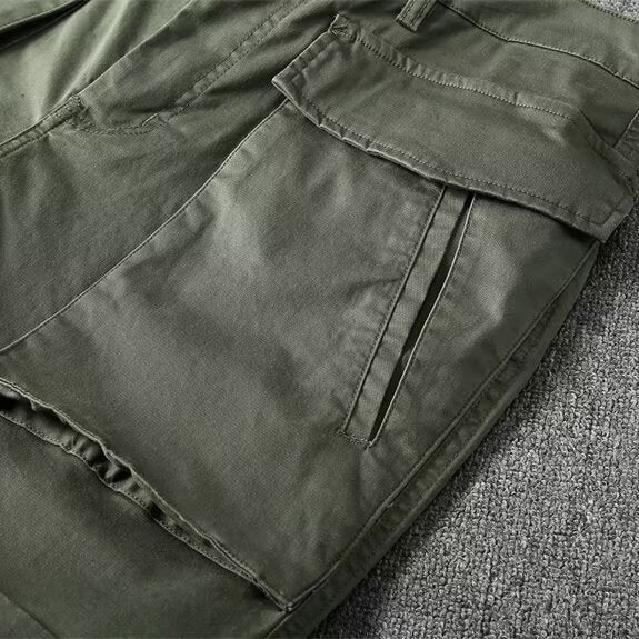 Snygga svarta cargoshorts för herrar, med rymliga fickor, perfekt för både stad och natur.