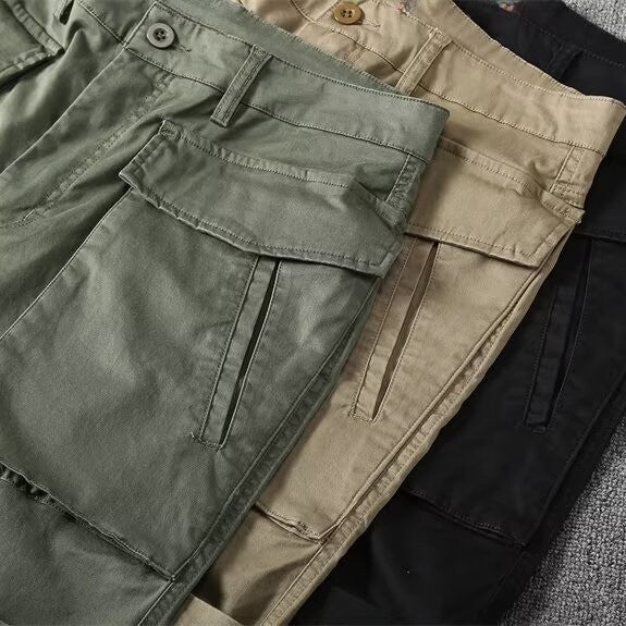 Mångsidiga herrars taktiska cargoshorts i grön färg, optimala för vardag, fritid och utomhusaktiviteter.