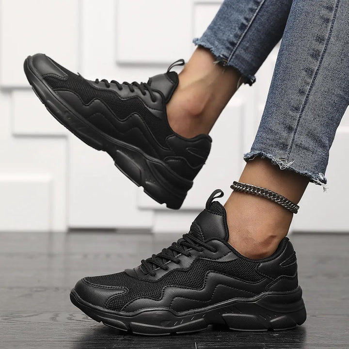 Svarta, flexibla damsneakers med lättvikt för optimal komfort. Idealisk vardagssko för promenader.