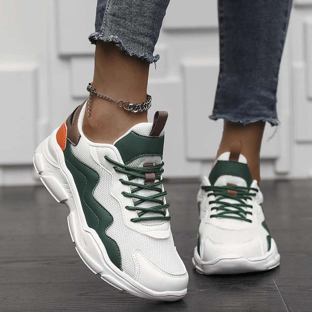 Lättviktiga svarta damsneakers med flexibel sula för enkel rörelse. Bekväma vardagsskor med stil.