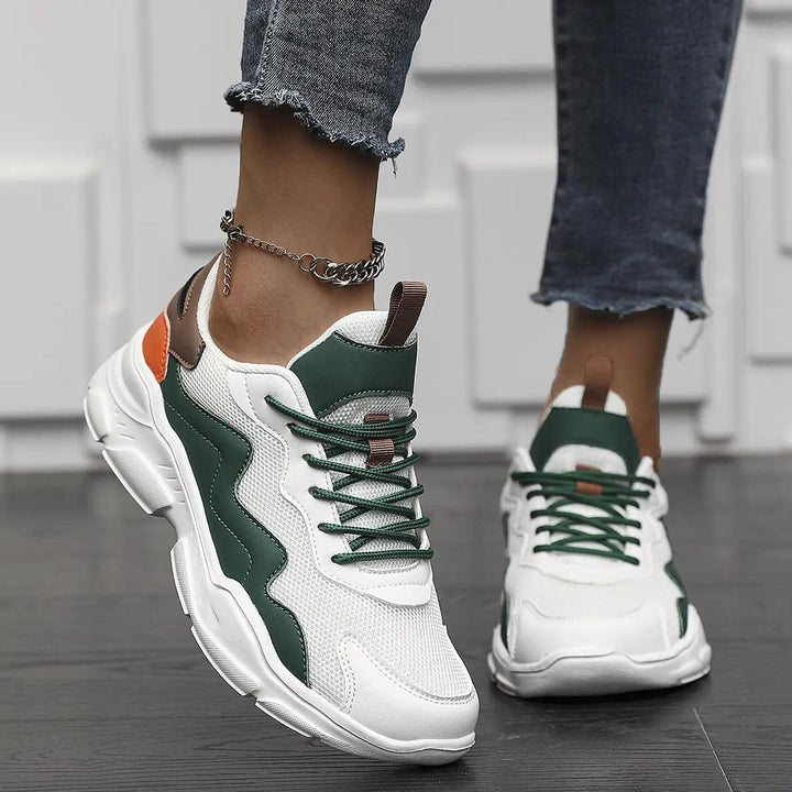 Lättviktiga svarta damsneakers med flexibel sula för enkel rörelse. Bekväma vardagsskor med stil.