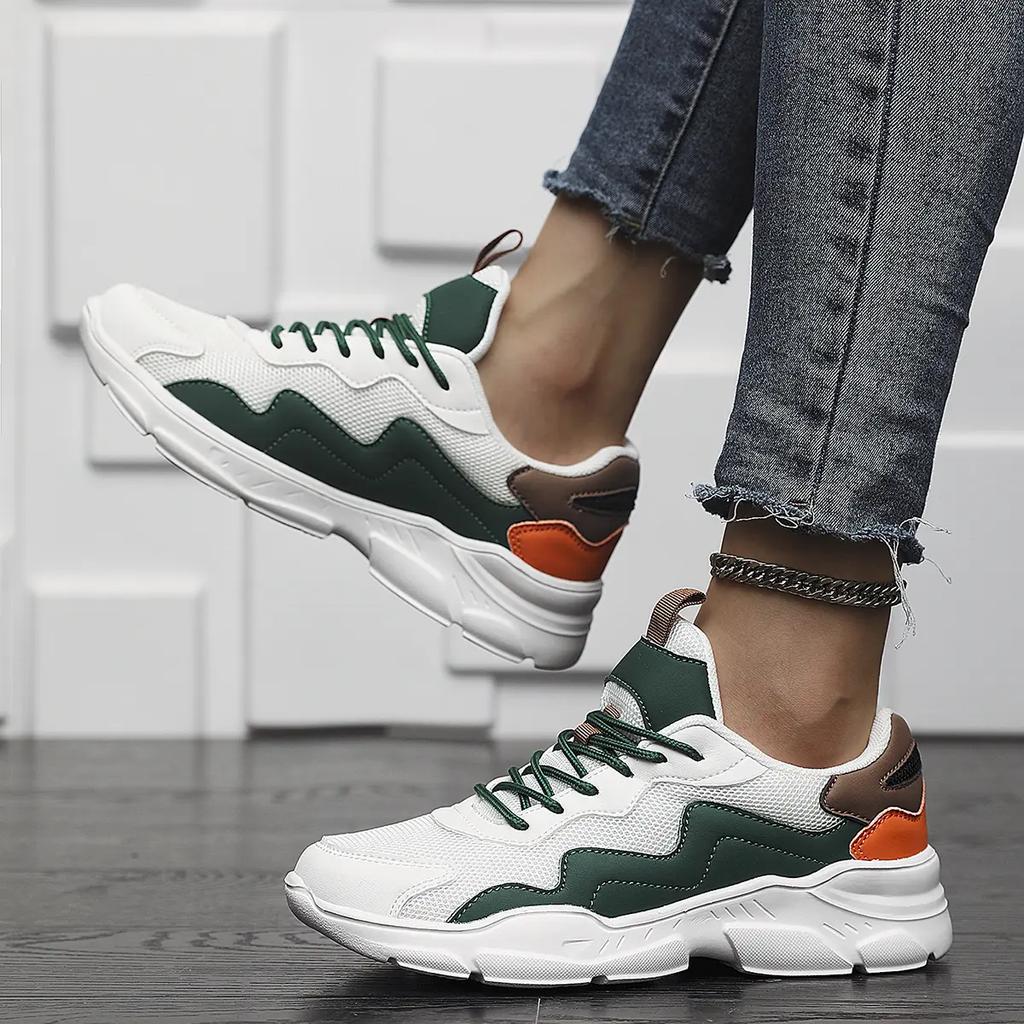 Kvinna bär svarta lätta damsneakers. Stilrena och bekväma promenadskor för en aktiv vardag.