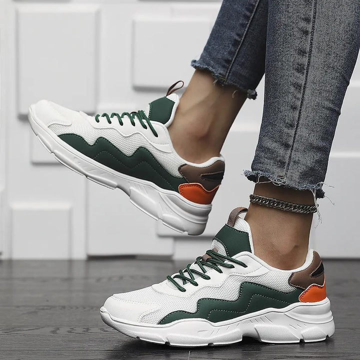 Kvinna bär svarta lätta damsneakers. Stilrena och bekväma promenadskor för en aktiv vardag.