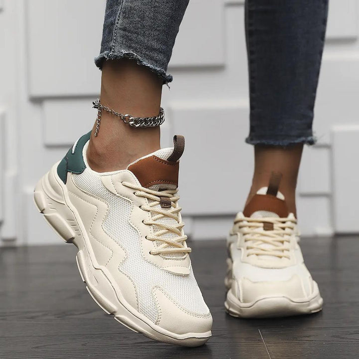 Ett par gröna, luftiga damsneakers. Perfekta lättviktsskor för maximal bekvämlighet och promenader.