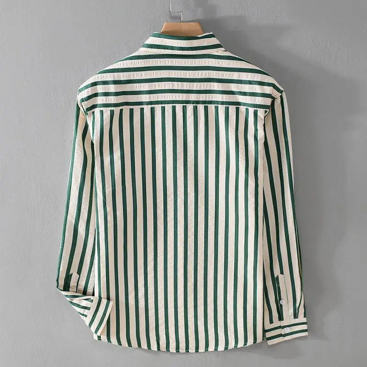 Herrskjorta med khakifärgade ränder, en klassisk och trendig detalj för vår- och sommaroutfiten.