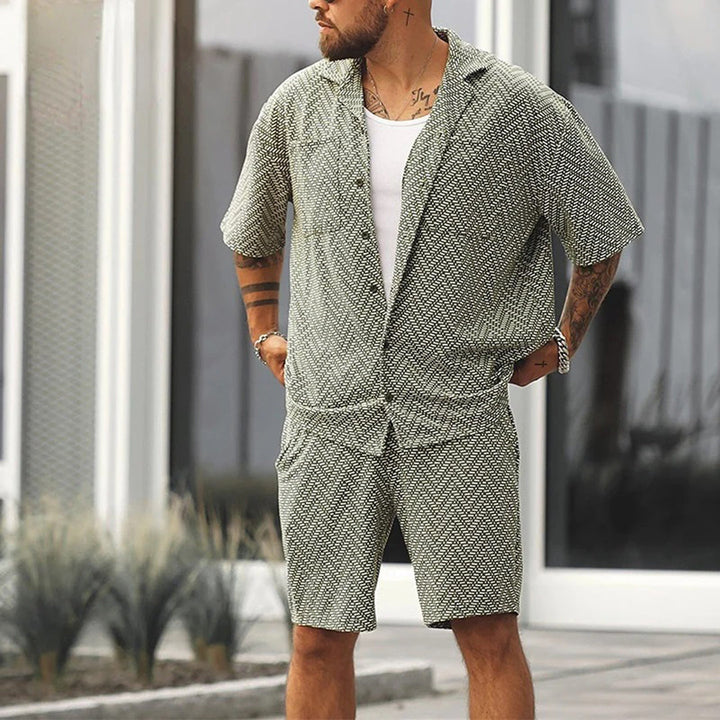 Grönt avslappnat tvådelat herrset med kortärmad skjorta & shorts, perfekt för sommaroutfit & casual stil.