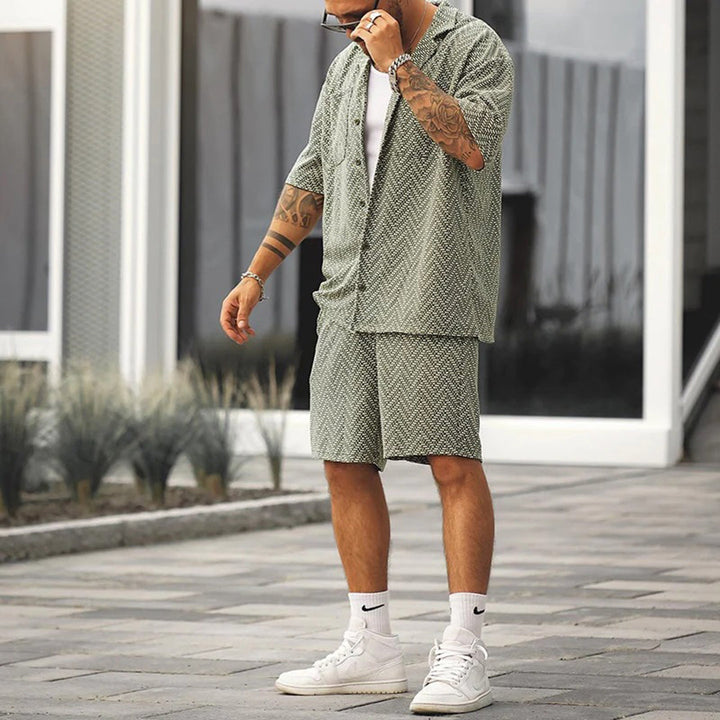 Trendigt grönt shorts set för män; avslappnad kortärmad skjorta & bekväma shorts. Perfekt för sommar & fritid.