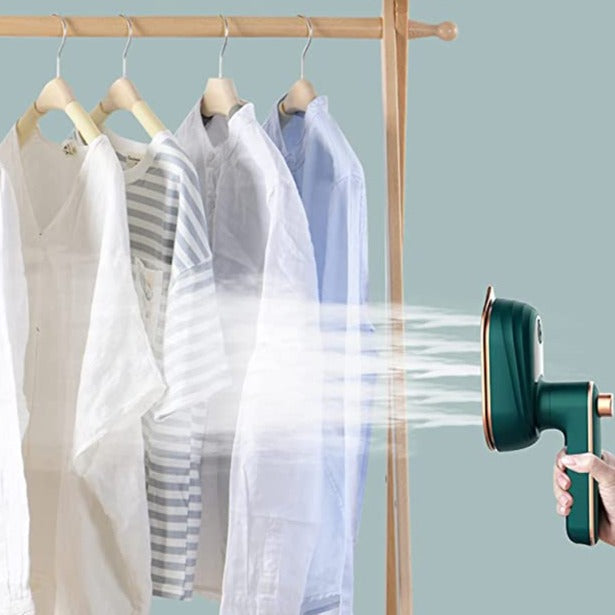 Modernt grönvitt ångstrykjärn med ergonomisk design, för enkel och snabb strykning av kläder.