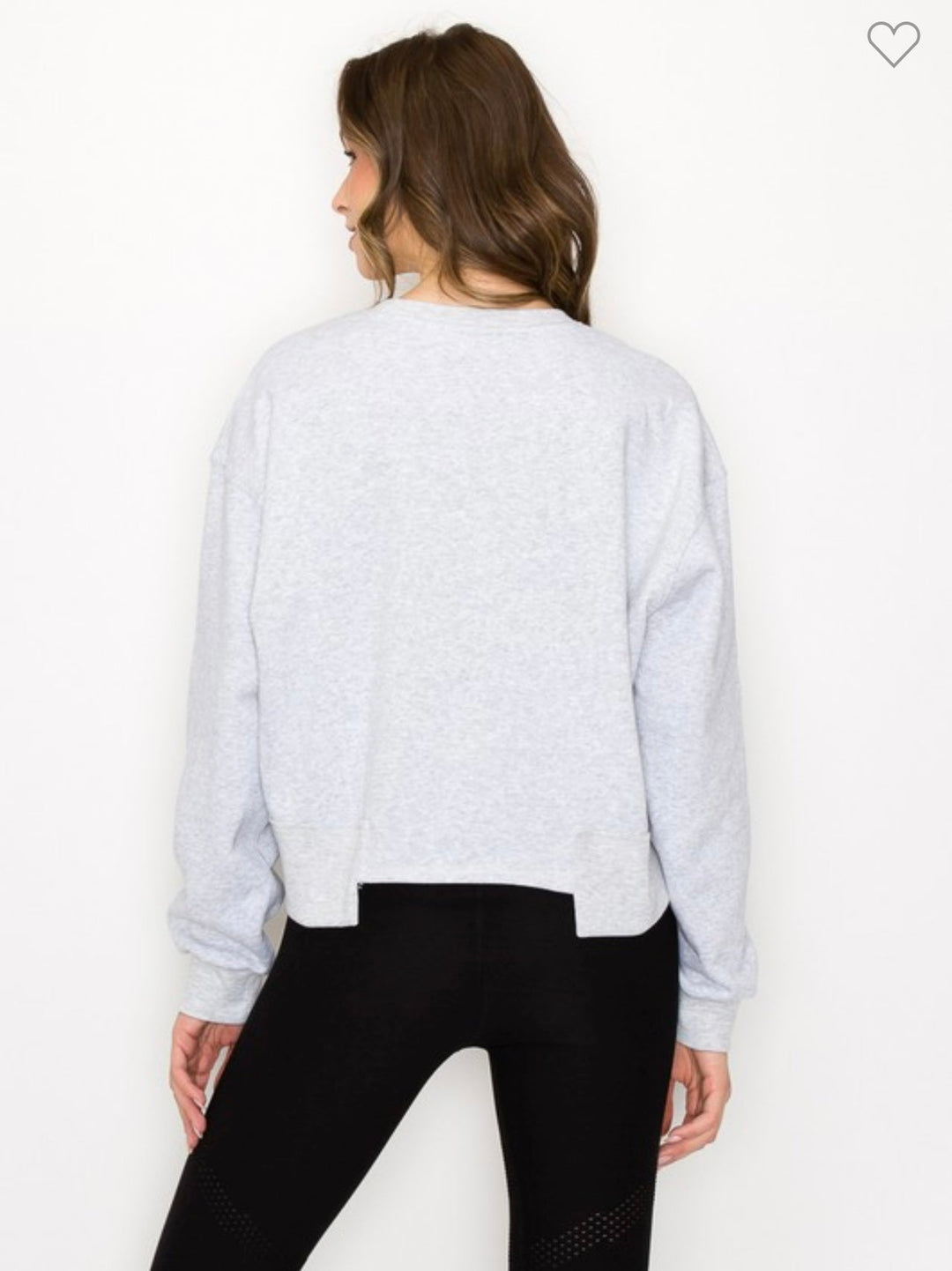 Bekväm grå croppad sweatshirt för dam med oversized passform. Idealisk för lager på lager och trendig stil.
