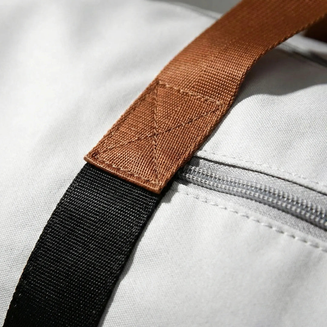 Khaki duffelbag med skofack och våtfack, idealisk som resväska eller gymväska för unisex användning.
