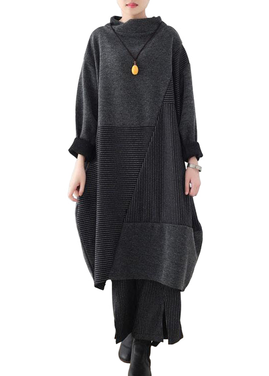 Grått randigt tvådelat set för kvinnor med elegant tröja och vida ben byxor. Perfekt höstmode.