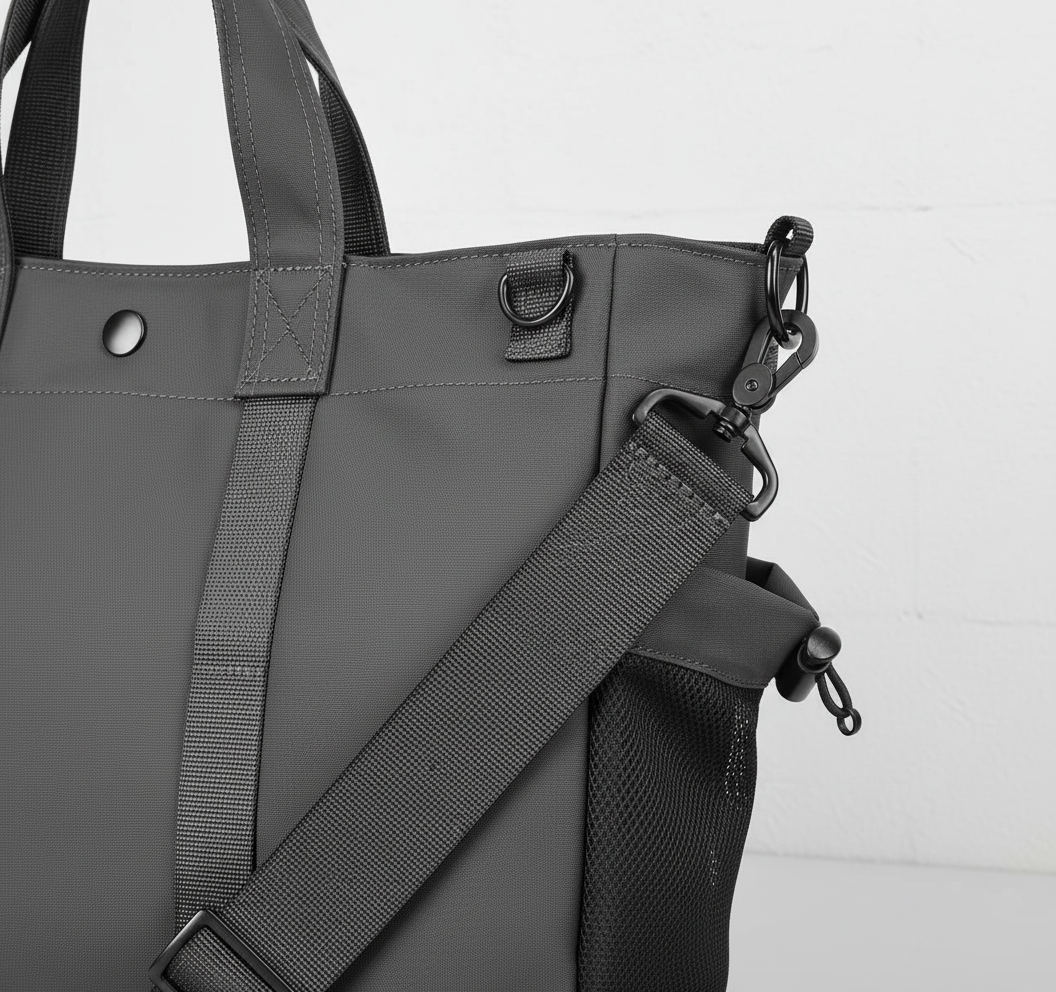 Mångsidig laptopväska i grått för unisex. CarryComp väska, idealisk för arbetsresor och kontorspendling.