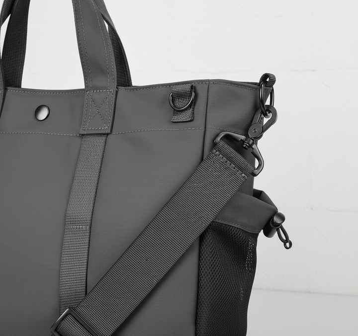 Mångsidig laptopväska i grått för unisex. CarryComp väska, idealisk för arbetsresor och kontorspendling.