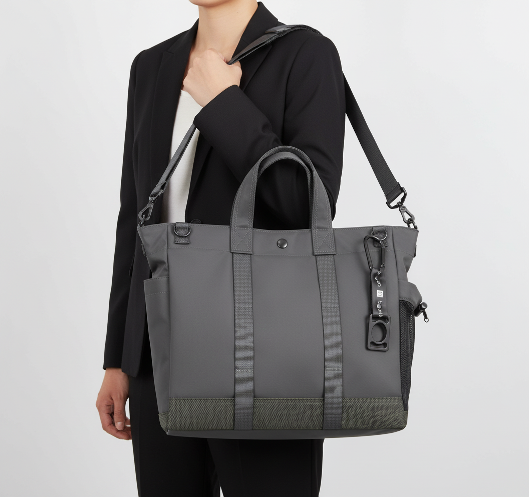 Unisex axelväska för laptop i grått, organiseringsfack för kontorstillbehör. Stilren och praktisk pendlarväska.